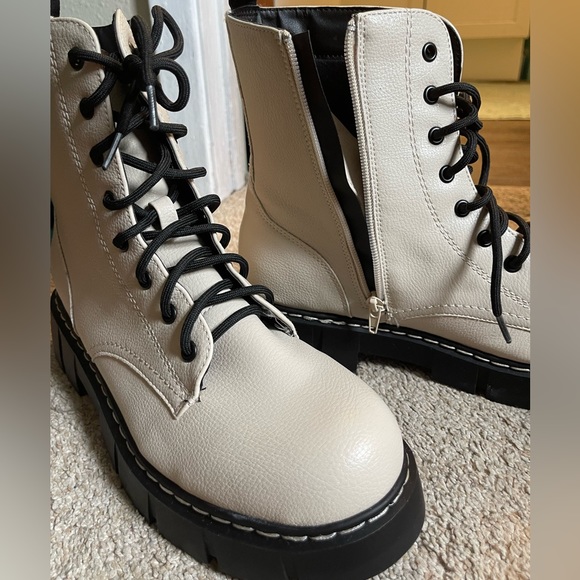 Cream Unionbay combat boots. - Picture 3 of 5
